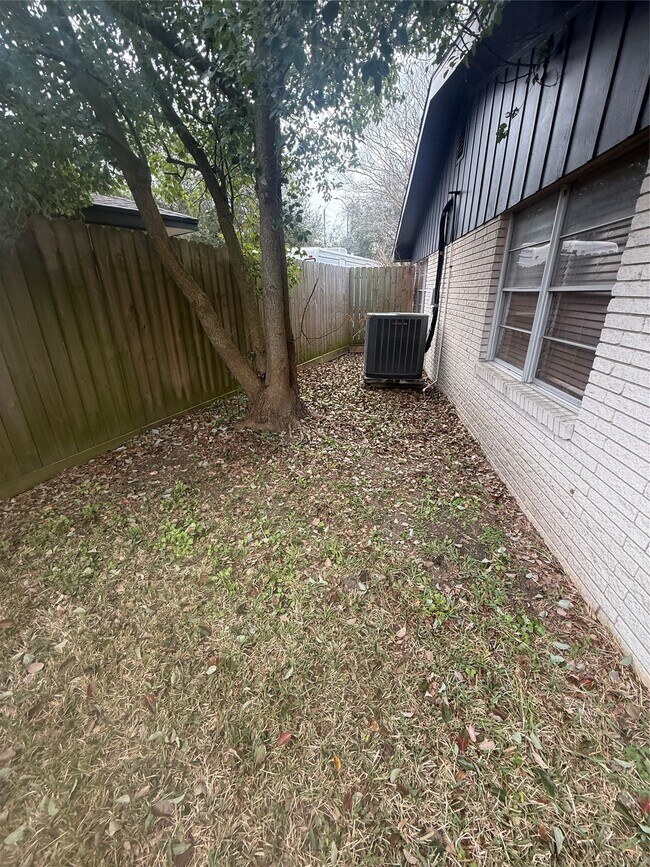 Building Photo - 12 Willow Ln