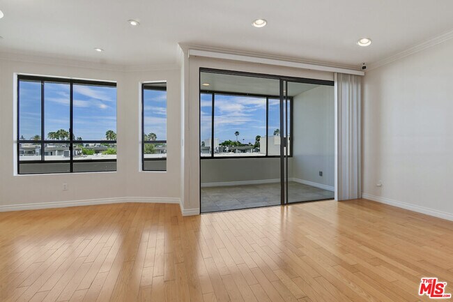 Building Photo - 4443 Ventura Canyon Ave