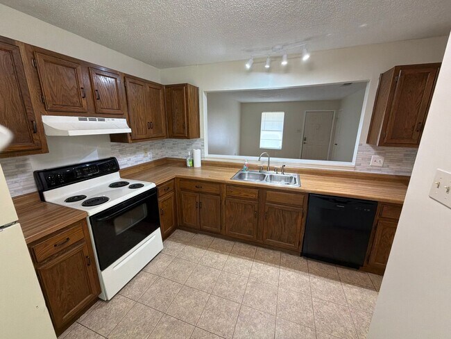 Building Photo - 12 Southland Ct