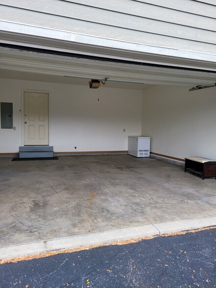 Garage - 119 W Meade Ave