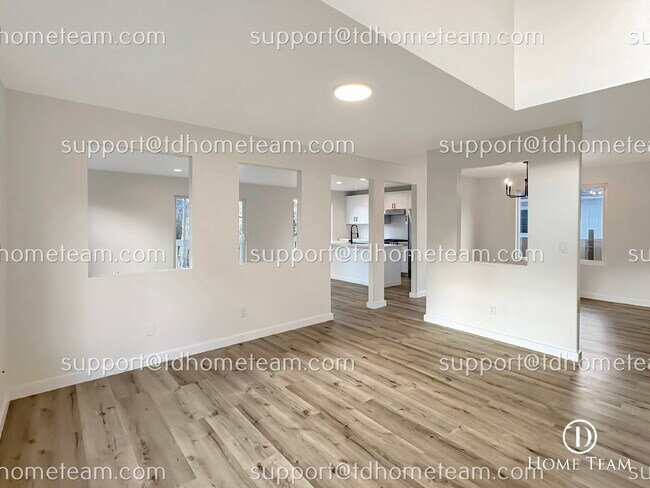 Building Photo - "Spacious 4-Bed Oasis with Scenic Views in Prime Seattle Location!"