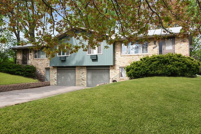 Building Photo - 722 Silver Lake Road NW