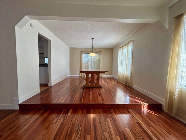 Building Photo - Welcome to this spacious 4-bedroom, 2.5-bathroom home located in Vancouver, WA!