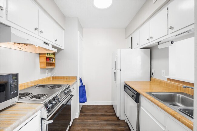 Building Photo - 8233 Kingsbrook Rd