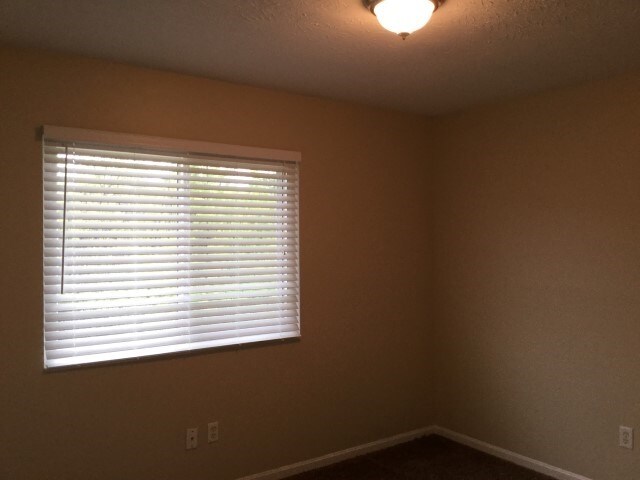 Building Photo - 105 Paddock Ln