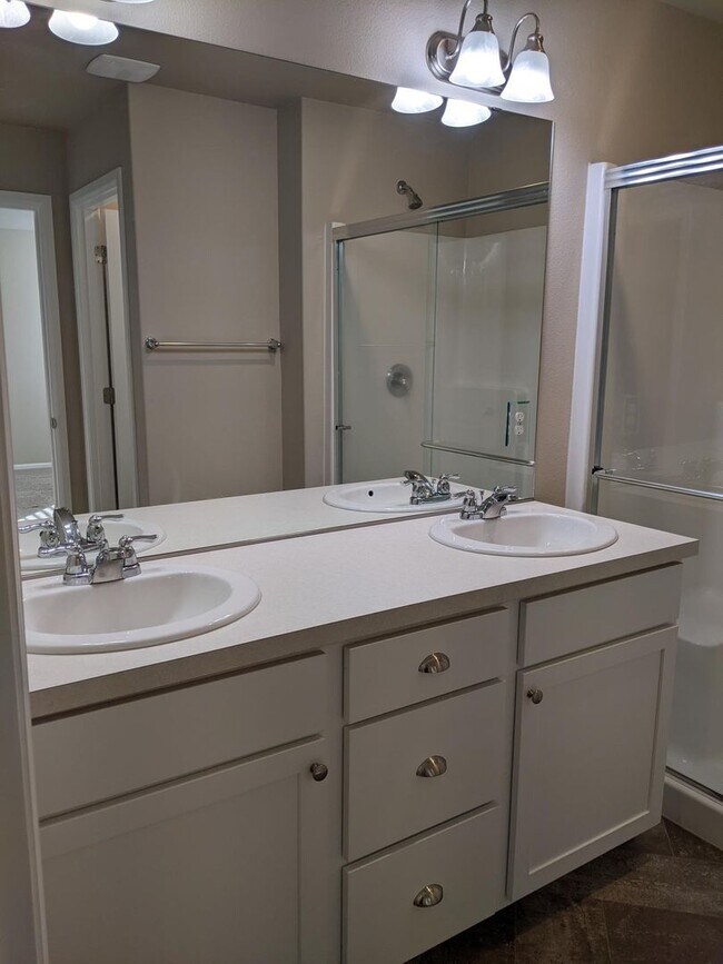 Building Photo - 4/2.5 Townhouse for rent in DuPont!