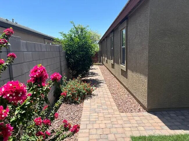 Building Photo - 23788 W Mohave St