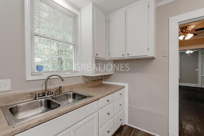 Building Photo - 906 Rosedale Arch