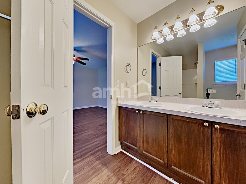 Building Photo - 227 Starlyn Dr