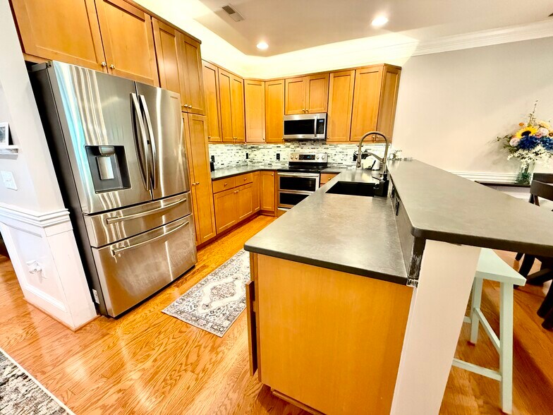 Building Photo - 35723 Coleman Ave