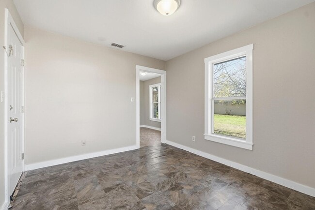 Building Photo - 134 Meander St