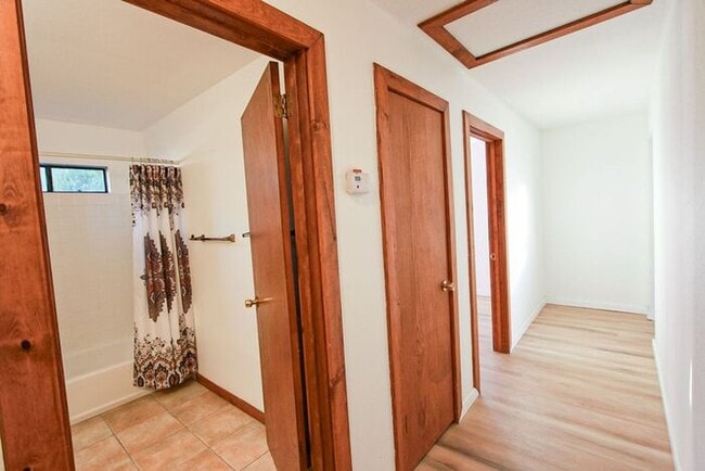 Building Photo - Modern 3 Bed Home for Rent in Riverside CA 92507 Garage Available