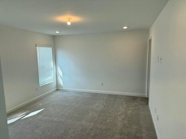 Building Photo - 10468 NW Suncrest Lp