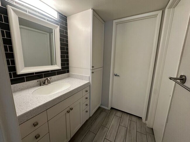 Building Photo - Charming 2 Bed 1 bath Condo