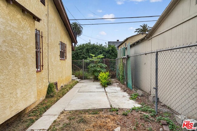Building Photo - 5008 S Wilton Pl