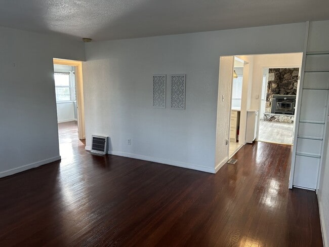 Building Photo - Well Maintained 3 Bedroom, 2 Bath Home