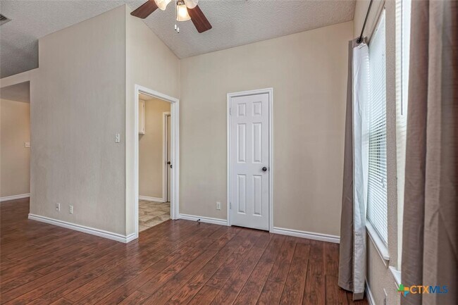 Building Photo - 1102 August Dr