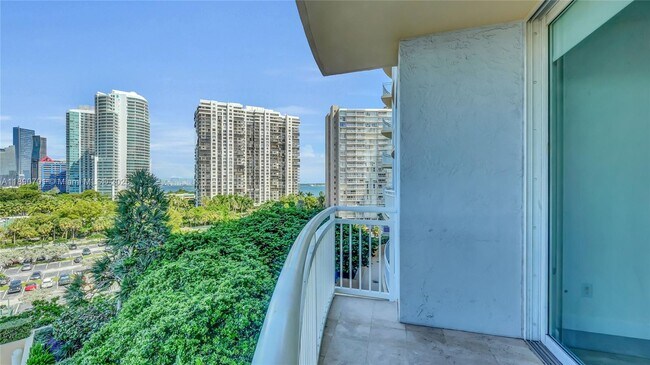 Building Photo - 2475 Brickell Ave