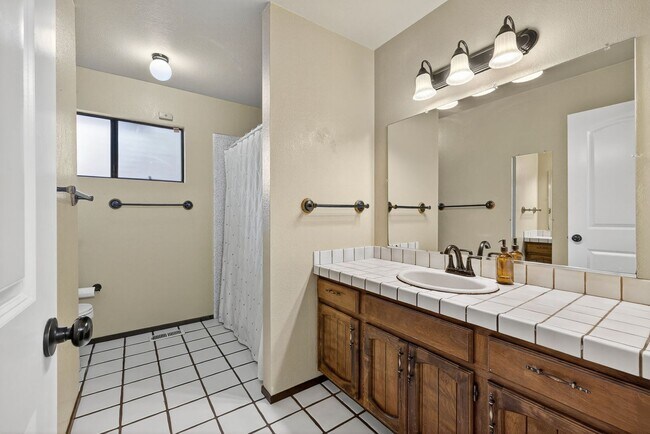 Building Photo - Charming 3-Bed / 2-Bath Retreat on Over an Acre in Sebastopol