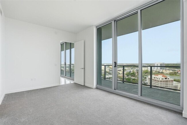 Building Photo - 400 Central Ave