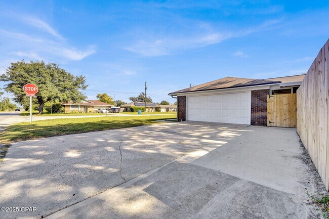 Building Photo - 5204 Park St