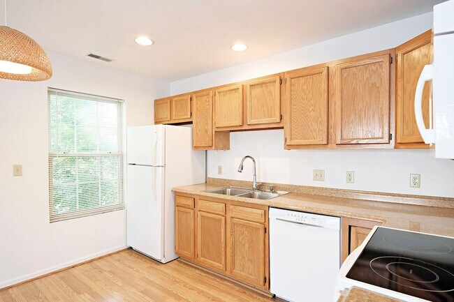 Building Photo - Pet-Friendly End-Unit Ridgecrest Townhome