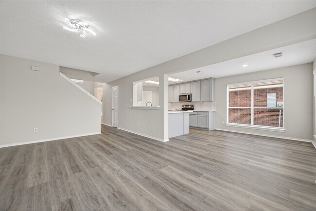 Building Photo - 6915 Great Oaks Shadow Dr