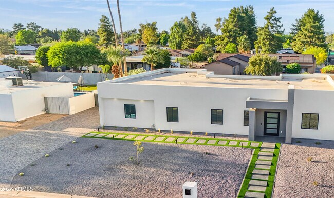 Building Photo - 5540 E Dahlia Dr