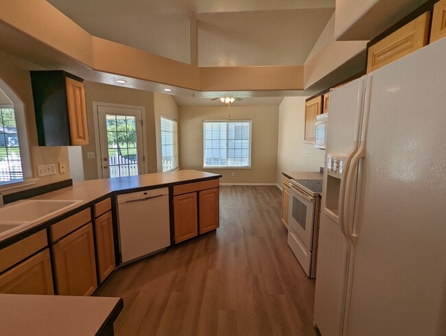 Building Photo - Park Like Setting