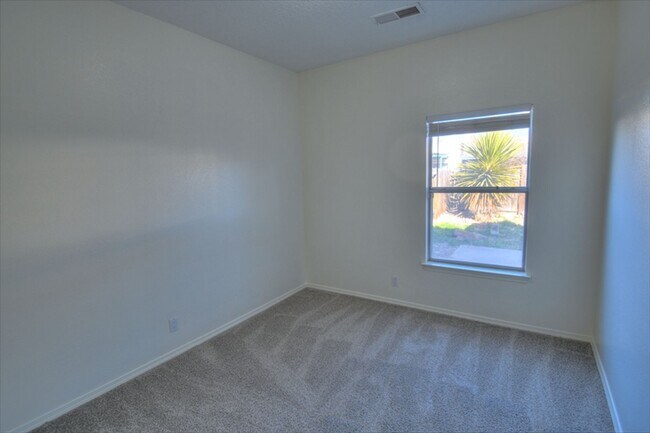 Building Photo - North Valley Townhome Ready NOW!