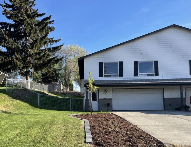 Building Photo - 740 NE Loper Ave