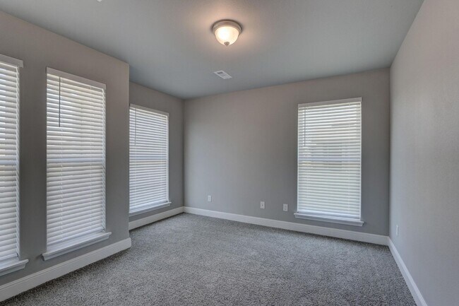 Building Photo - 802 Delaney Dr