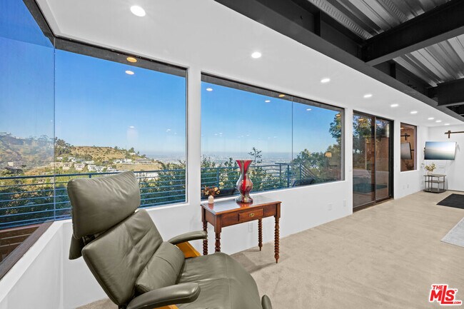 Building Photo - 1646 Blue Jay Way
