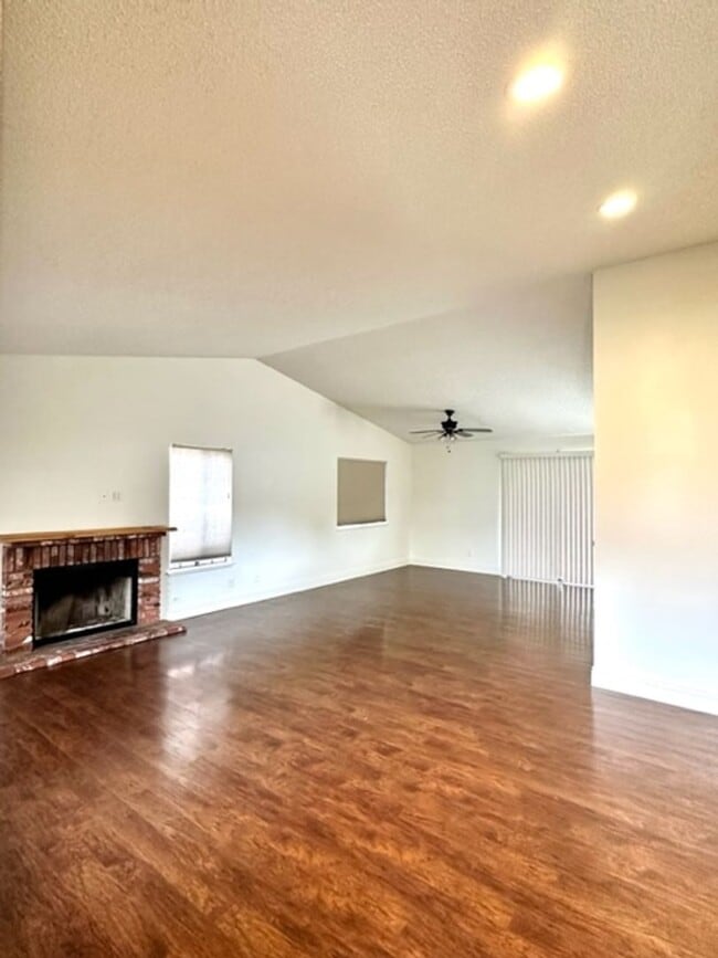 Building Photo - Charming Home in Miramonte