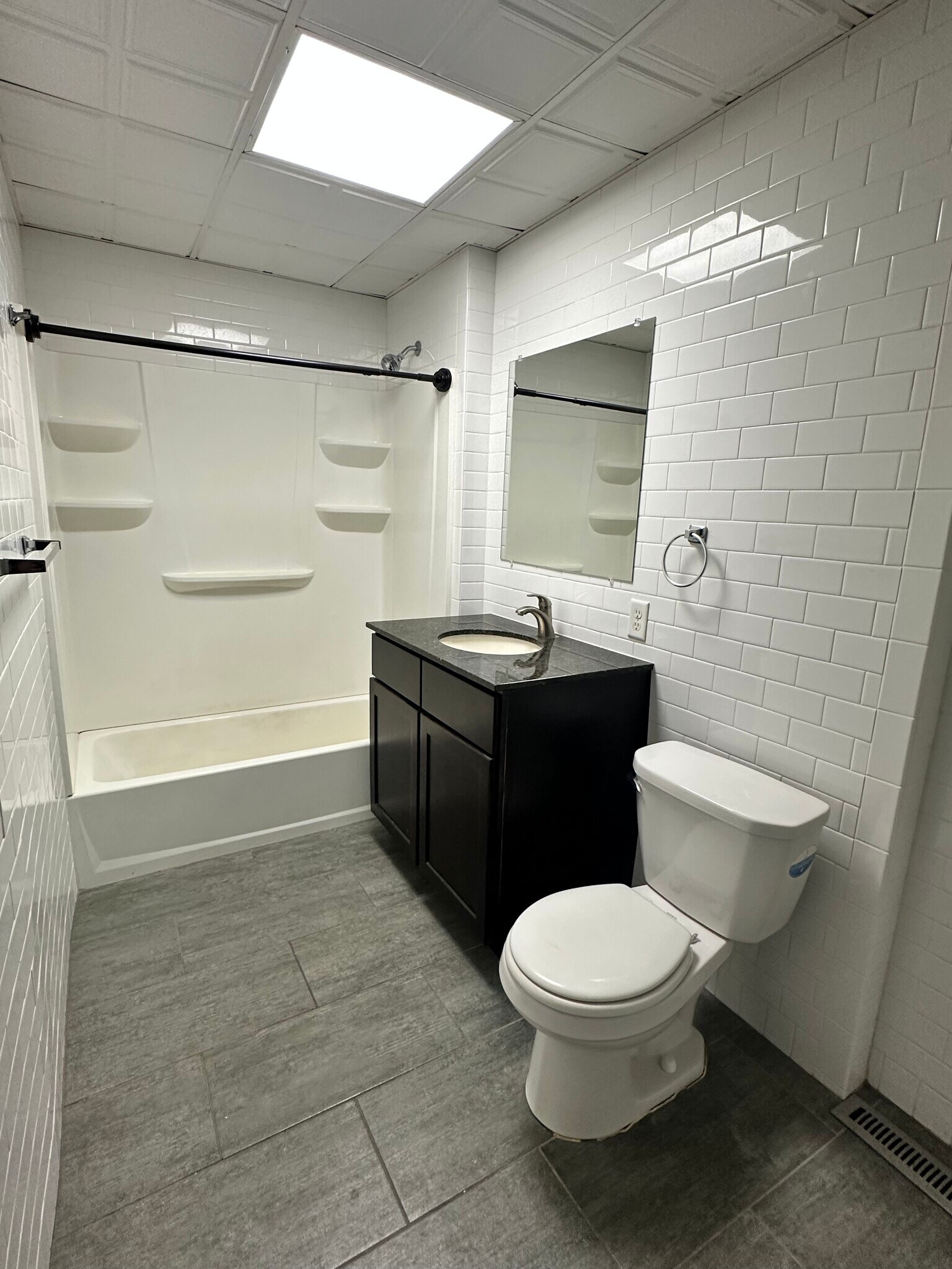 Full Bathroom - 437 Franklin St