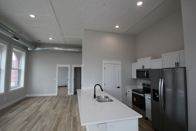Building Photo - Beautifully remodeled 2 Bed + office apart...