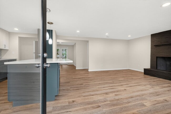 Building Photo - Updated 4BD Lake Oswego Home - Prime Location