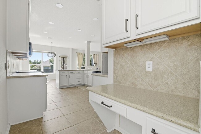 Building Photo - BEAUTIFUL 5 BEDROOM AND 3 BATH!!