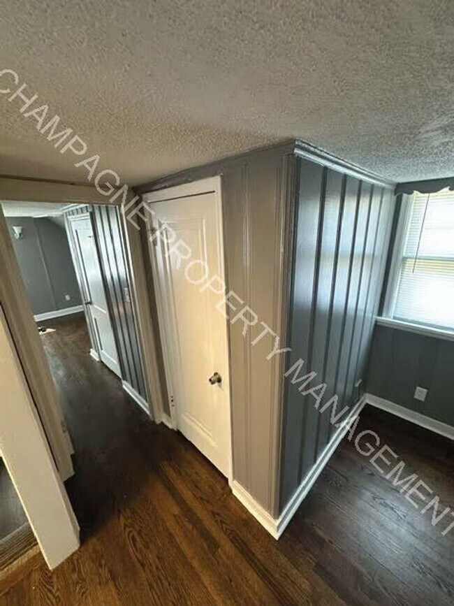 Building Photo - Fully updated home in KC