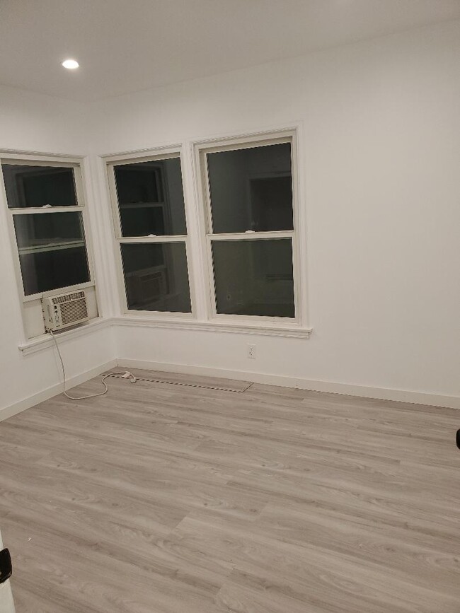 Building Photo - 952 W Glenoaks Blvd