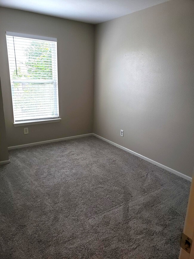 Building Photo - 898 Stonehurst Dr