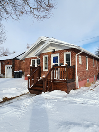 Building Photo - Centrally Located Single Family Home