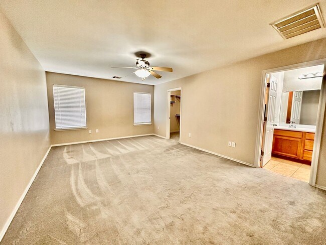 Building Photo - Newer 3 Bedroom off I-240