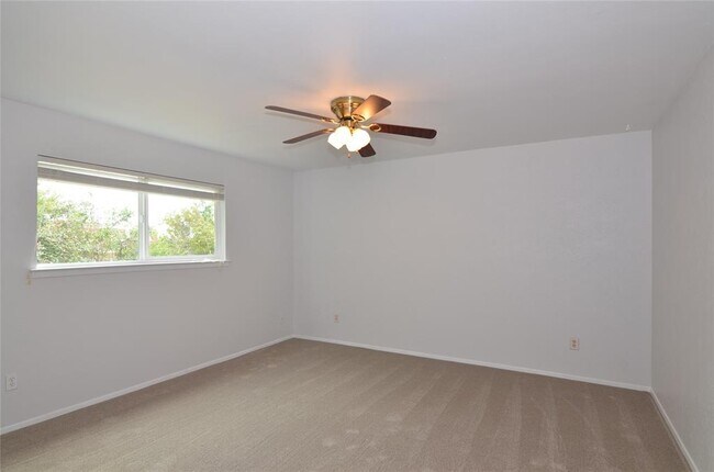 Building Photo - 3806 Pine Ct