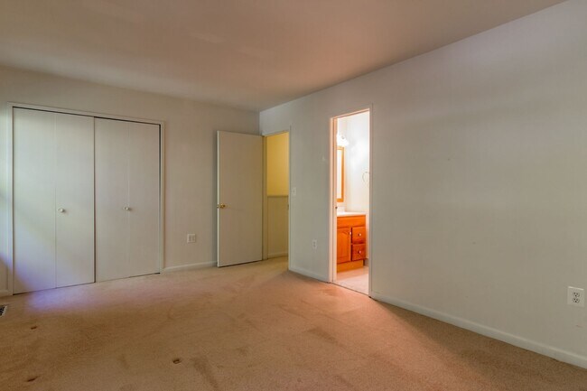 Building Photo - Beautiful 3 Bed 3.5 Bath Brick Interior To...