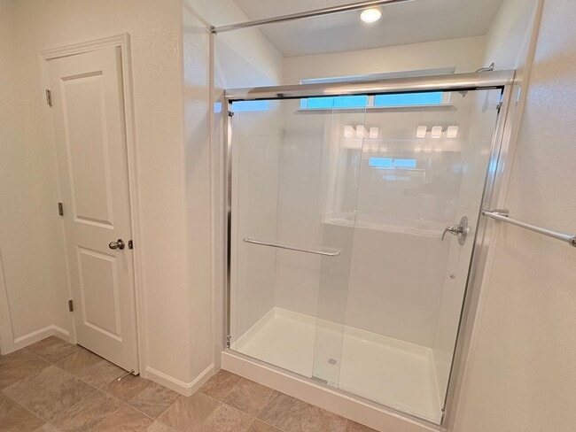 Building Photo - 2 WEEKS FREE RENT November Special - Beaut...