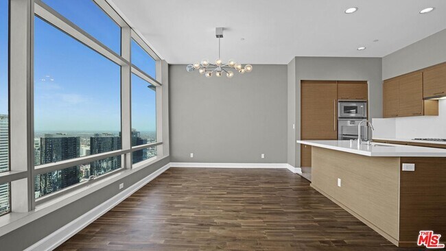 Building Photo - 900 W Olympic Blvd