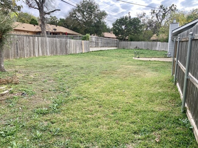 Building Photo - 815 Cedar Oaks Ln