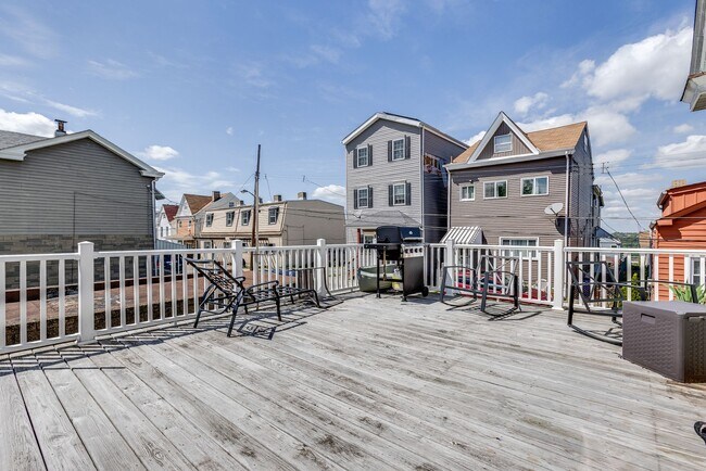 Building Photo - 2324 Berg St