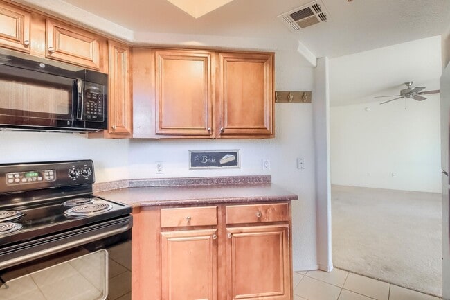 Building Photo - Bright & Spacious 2 Bed, 2 Bath Apartment
